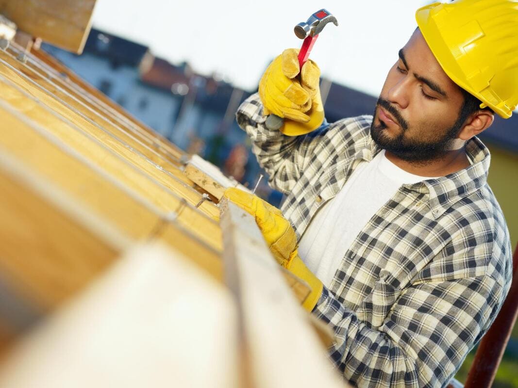 Fascia repair at a roof edge